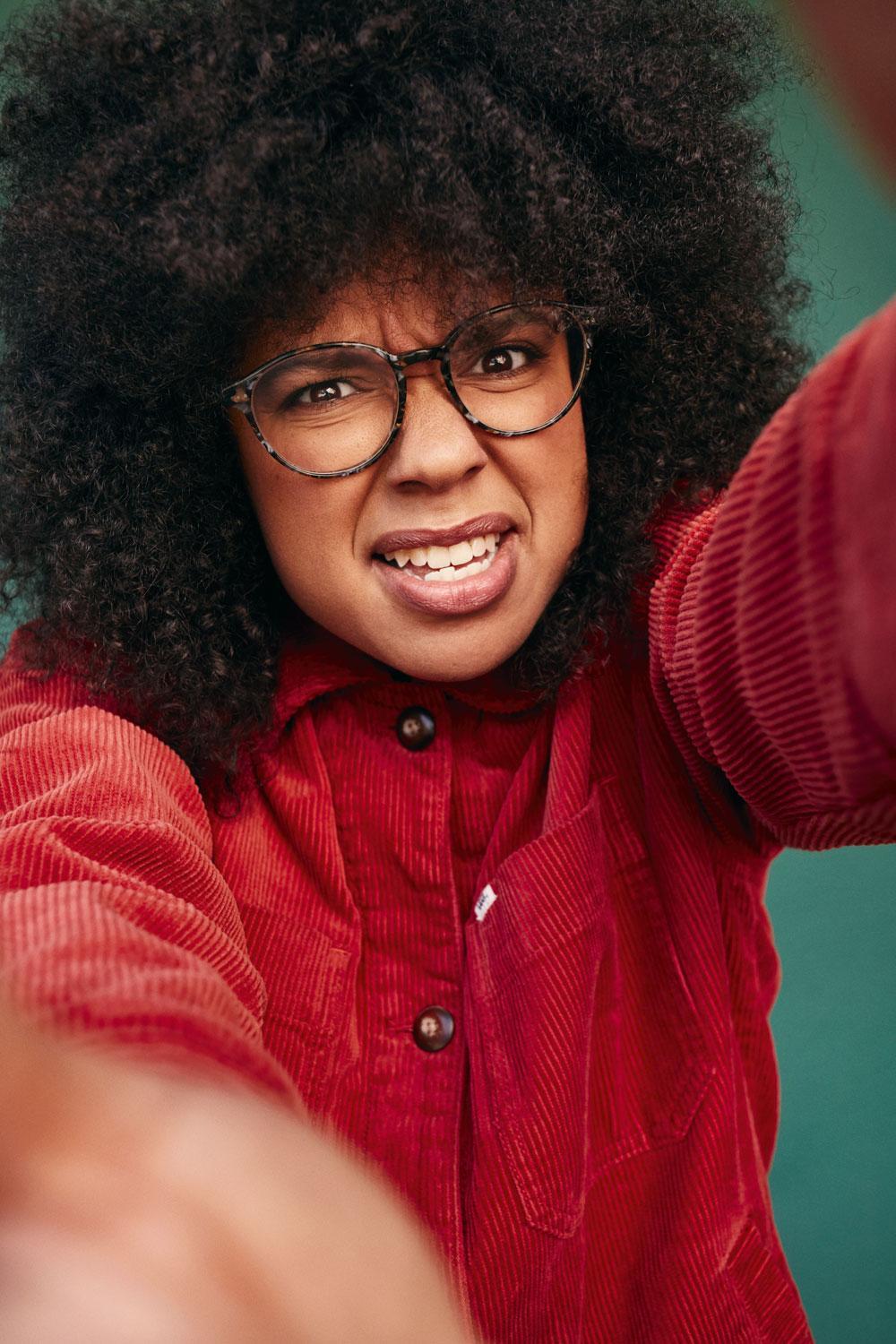 'Mijn eerste stand-up bestond uit familieverhalen die niet eens grappig waren. De truc is om er dan voldoende kak aan te hangen.'