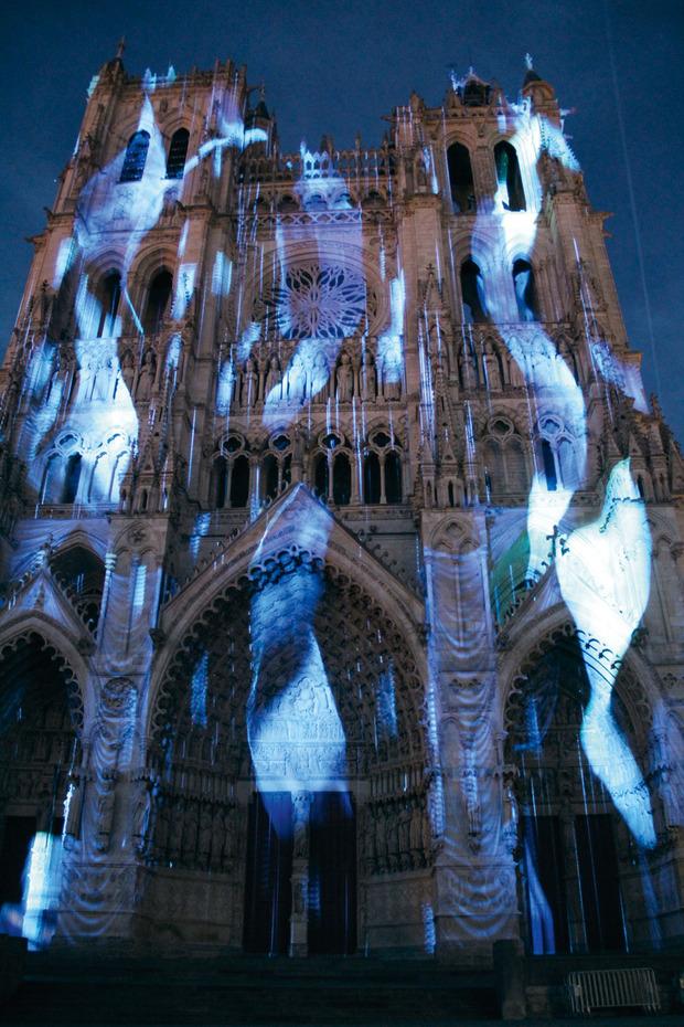 De Notre-Dame is nóg indrukwekkender tijdens het lichtspektakel Chroma.  