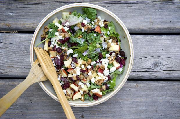 Fruit, kaas en noten: deze salade bevat ze allemaal.