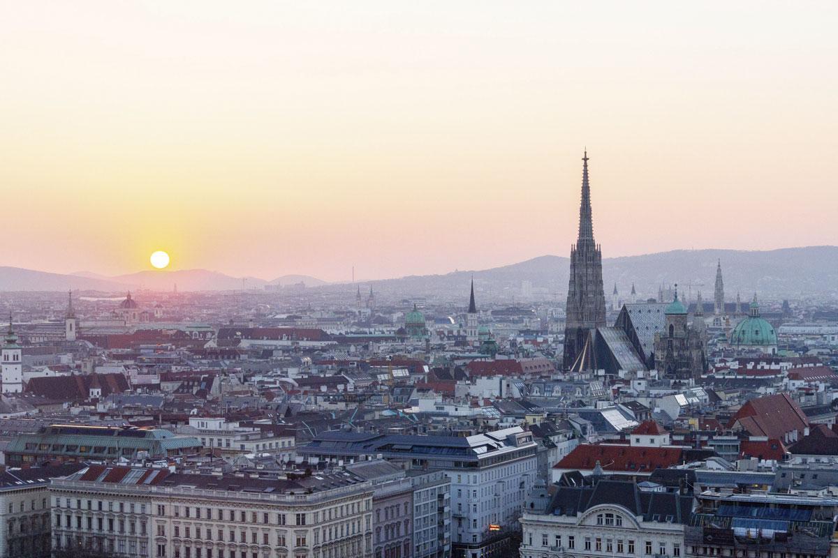 Vienne, sa cathédrale Saint-Etienne au petit matin, ses palais impériaux au grand jour et ses façades typiques à toute heure: et si c'était encore plus beau après une épopée en train-couchette?