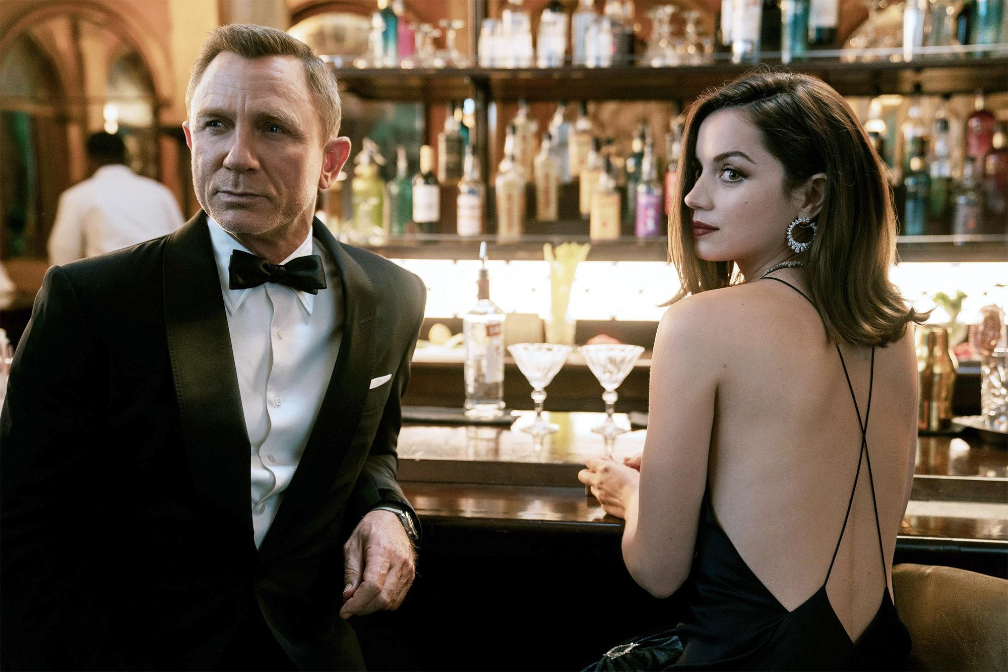 Daniel Craig et Ana de Armas dans No Time to Die (2021).