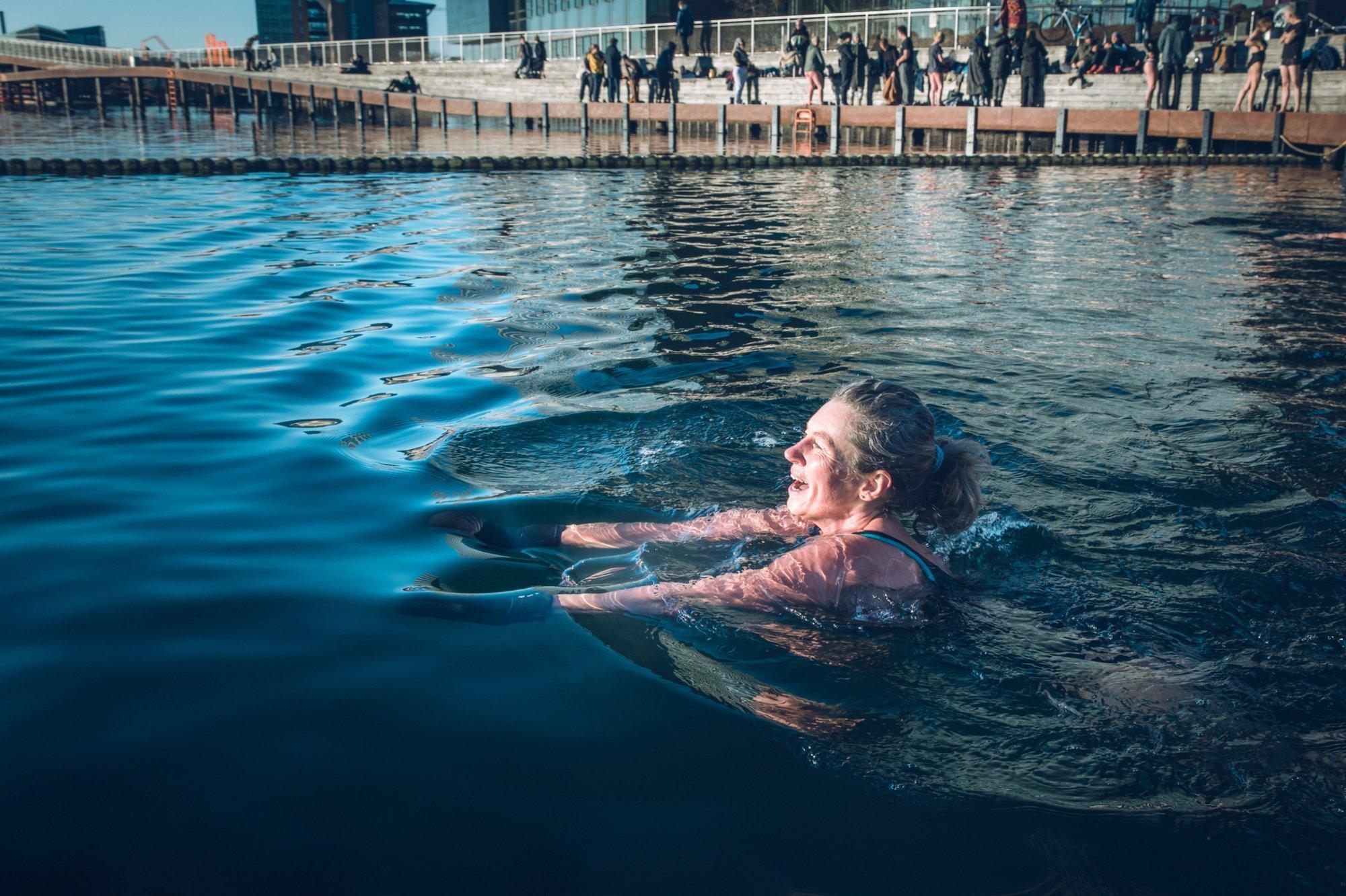 Le pouvoir du froid : la baignade en eau froide est-elle vraiment si bénéfique ?