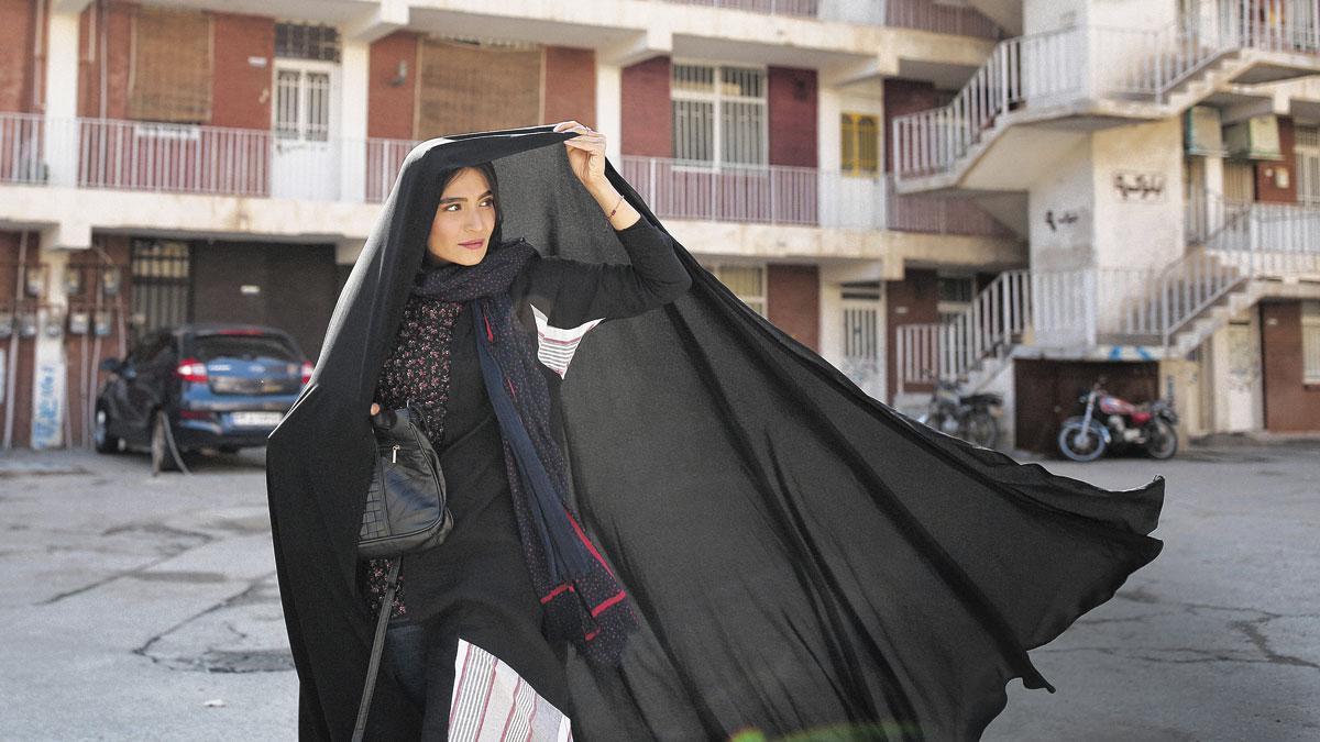 Farkhondeh (Sahar Goldust), une des femmes par qui le récit avance.