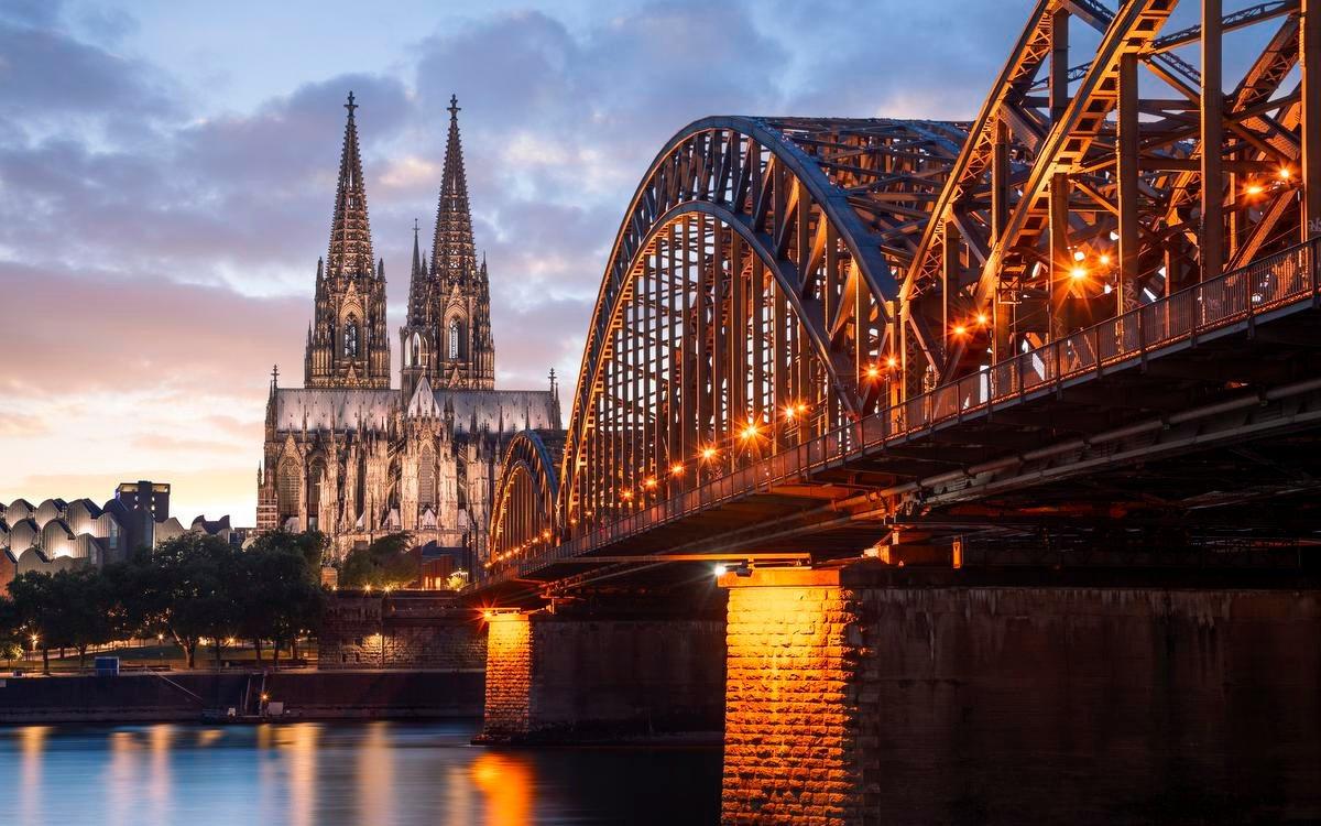 Vue imprenable sur la cathédrale depuis le pont Hohenzollern