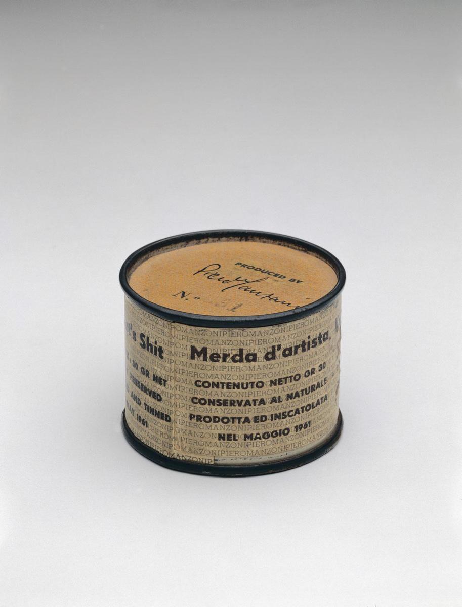 Cloaca de Delvoye, l'urinoir de Duchamp... le pipi-caca est un ressort humoristique cher aux artistes. En 1961, Piero Manzoni, pionnier italien de l'art conceptuel, imagine des boîtes contenant 30 grammes de ses propres excréments. Le prix de celles-ci est aligné sur le cours de l'or.