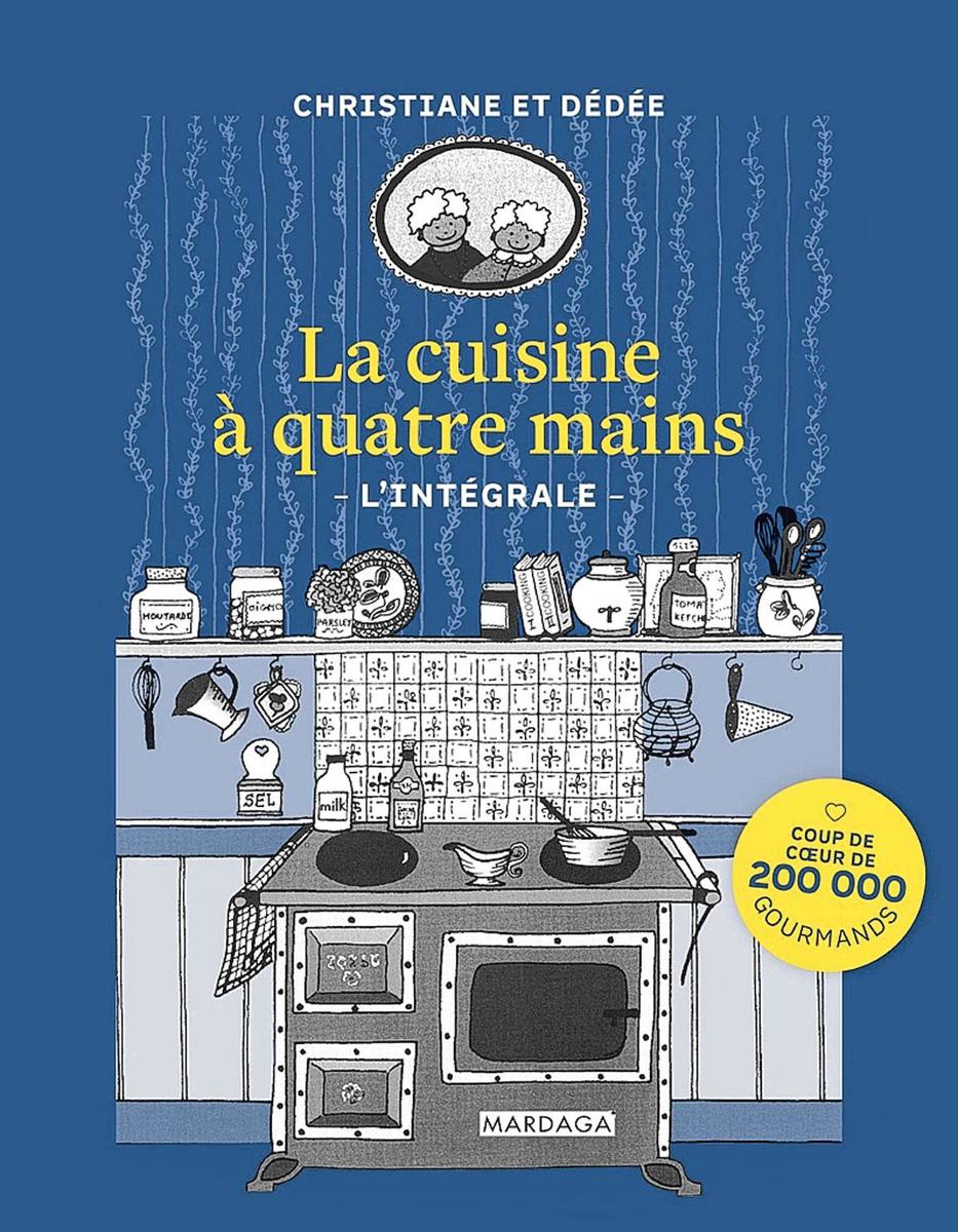 La cuisine à quatre mains - L'intégrale, qui regroupe les tomes du best-seller de Christiane et Dédée, deux grands-mères livrant les recetttes qui font mouche en famille.
