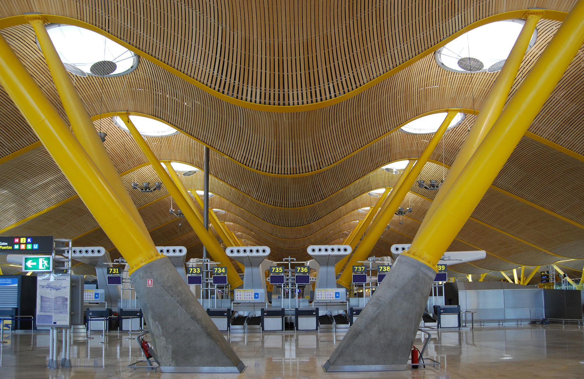 le terminal de l'aéroport international de Barajas à Madrid