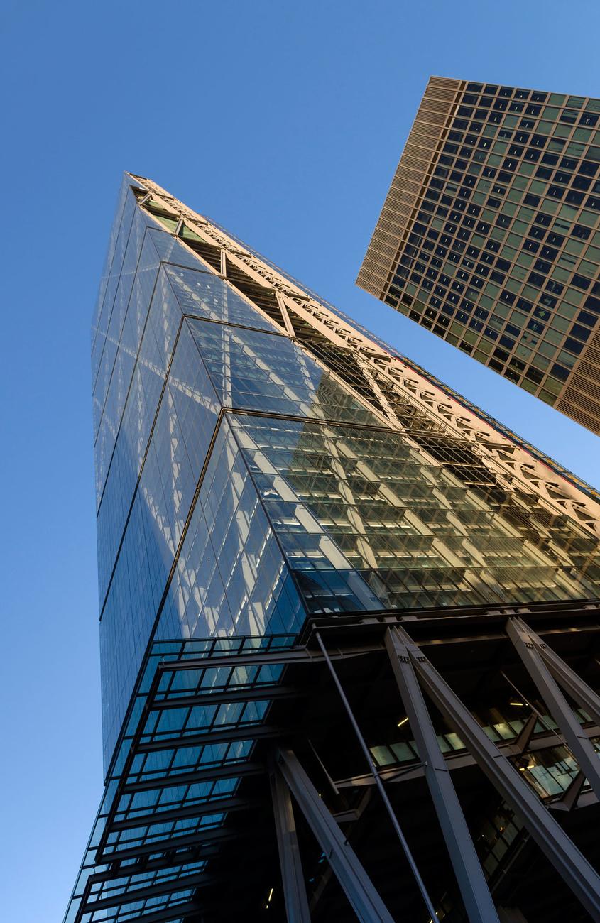 Le 122 Leadenhall aussi surnommé la rappe à fromage est un gratte-ciel de bureaux situé dans le quartier d'affaires de La City à Londres