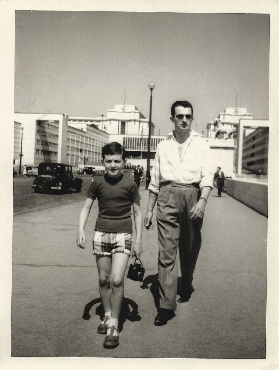 Jean-Claude Ellena, à Paris, avec son père, au pied du Trocadéro, en 1957.