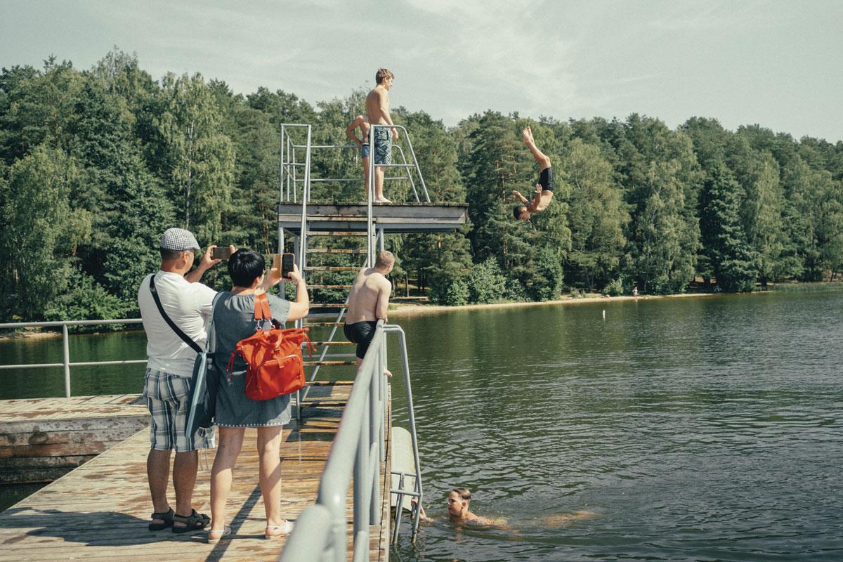 Des enfants plongent dans le lac de Visaginas, à trois kilomètres de la centrale d'Ignalina. La station balnéaire accueillait, à l'apogée du régime soviétique, les cinq mille employés du complexe nucléaire.