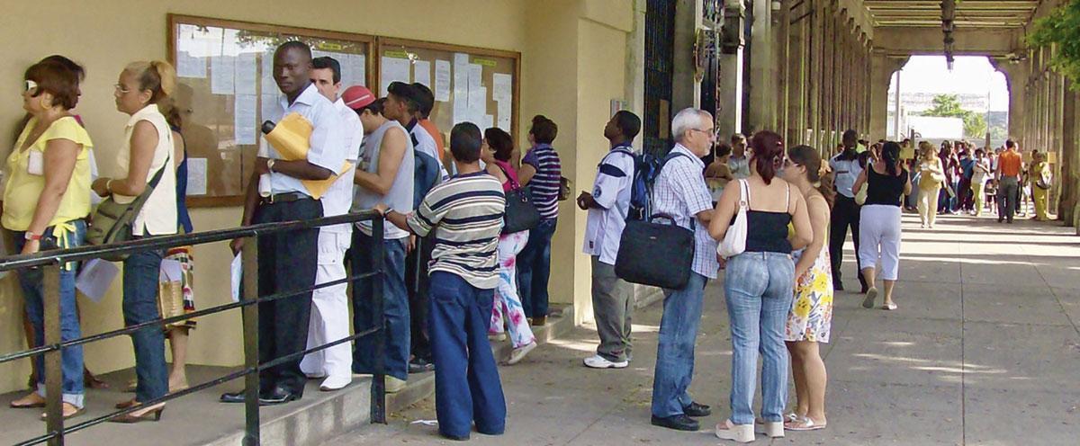 La file des candidats au visa devant l'ambassade d'Espagne à La Havane: le désir de s'exiler reste prégnant parmi les Cubains.