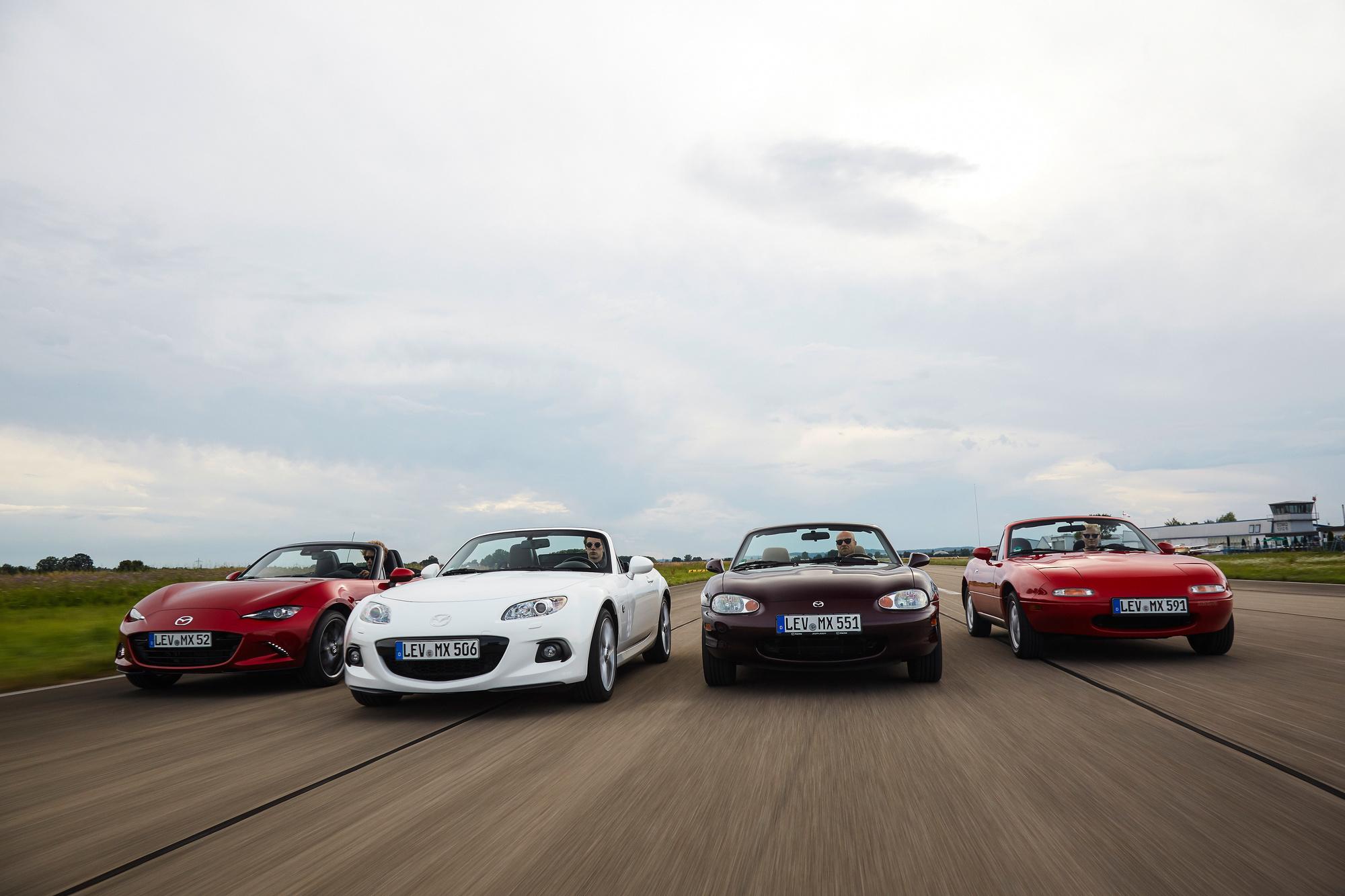 De droite à gauche, les 4 générations de Mazda MX-5: NA, NB, NC et ND