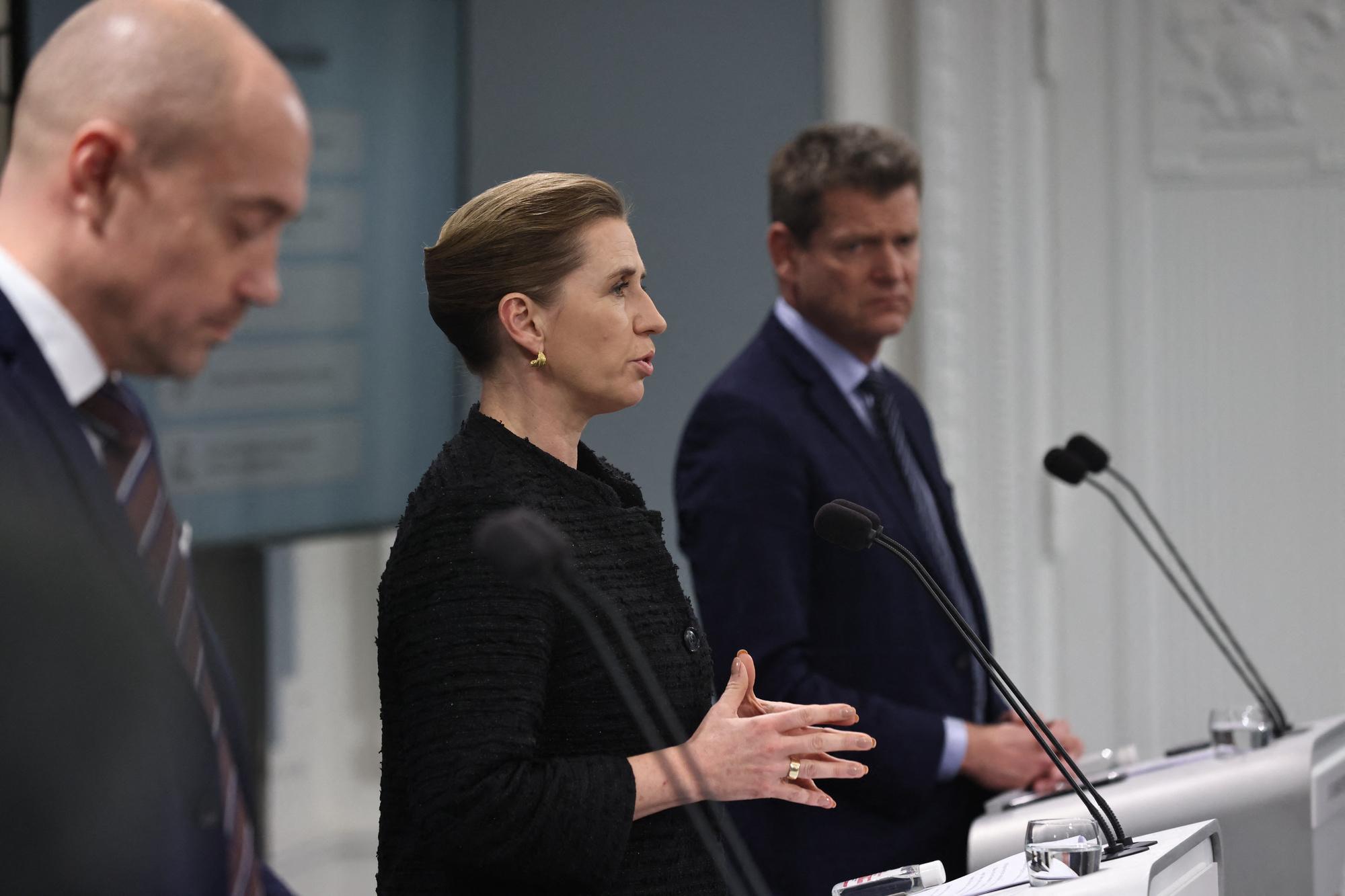 Le Ministre danois de la santé Magnus Heunicke, la Première Mette Frederiksen et le directeur du 
