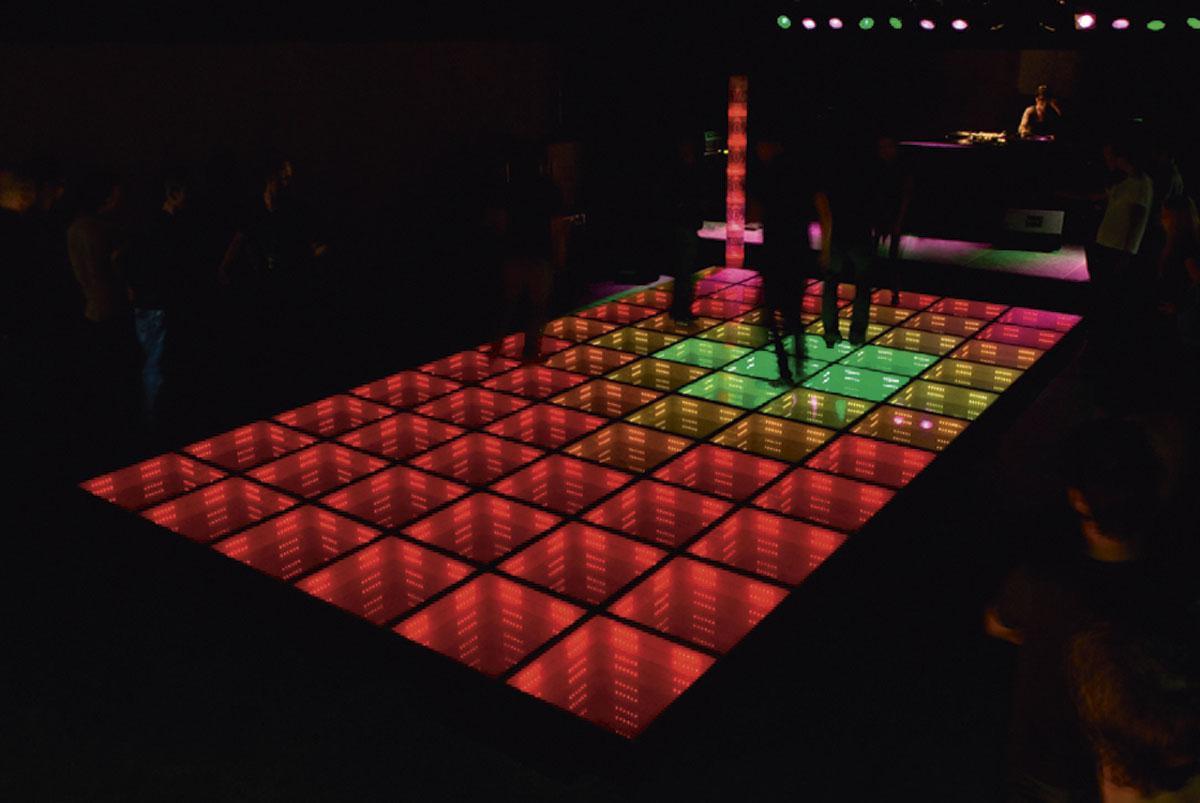 Le plancher lumineux du club Watt à Amsterdam permet d'emmagasiner l'énergie grâce au principe de piézoélectricité.
