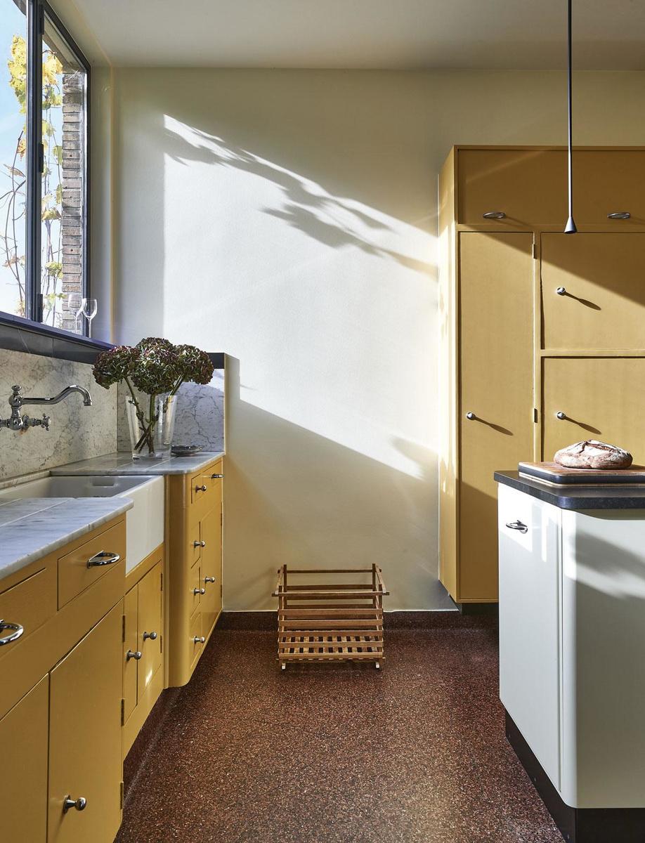 La cuisine Cubex de couleur jaune or est probablement l'une des premières réalisées en Flandre. Ses portes sont alignées dans le profil du meuble et non en ressaut, un caractère typique des débuts de Cubex.
