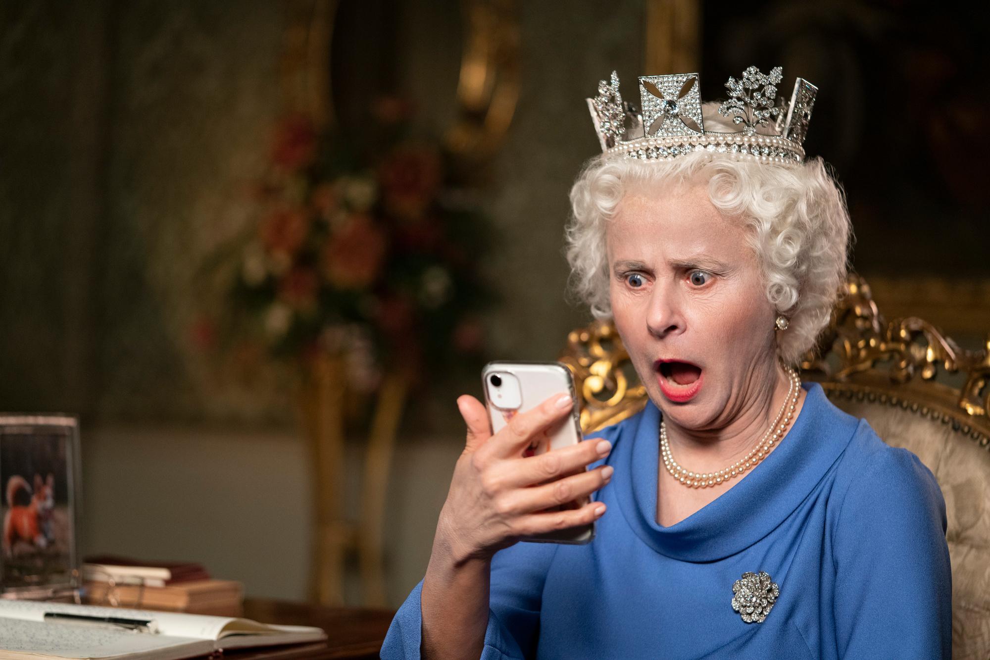 Tracey Ullman en reine Elizabeth II dans Death to 2020.