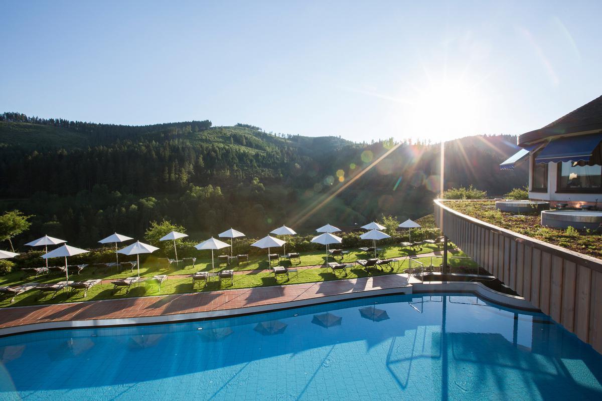 La piscine de l'hôtel Traube Tonbach.