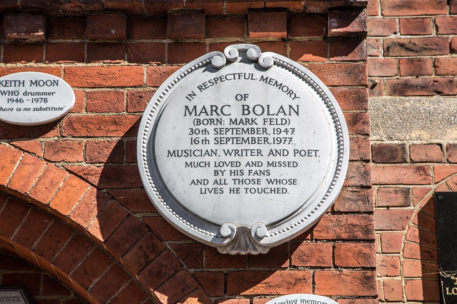 Plaques dédiées à Marc Bolan (et Keith Moon) au Golders Green Crematorium dans le quarter du même nom.