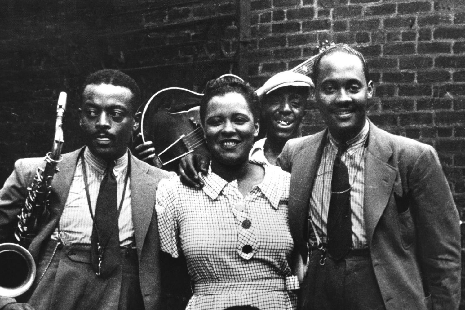 Billie Holiday et ses musiciens (Ben Webster et Johnny Russell) en 1935 à Harlem