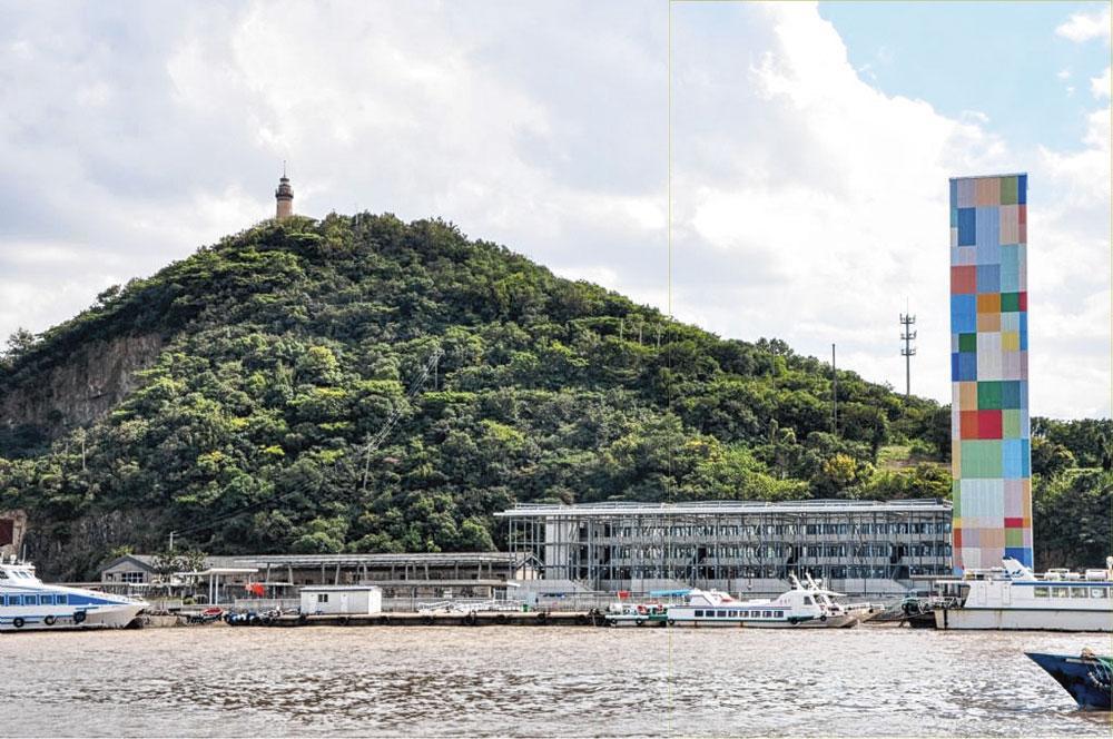 À 400 kilomètres au sud de Shanghai, le gouvernement de Zhoushan a chargé l'architecte Wang Shu de réhabiliter le port et la zone industrielle de l'îlot de Lujiashi. 