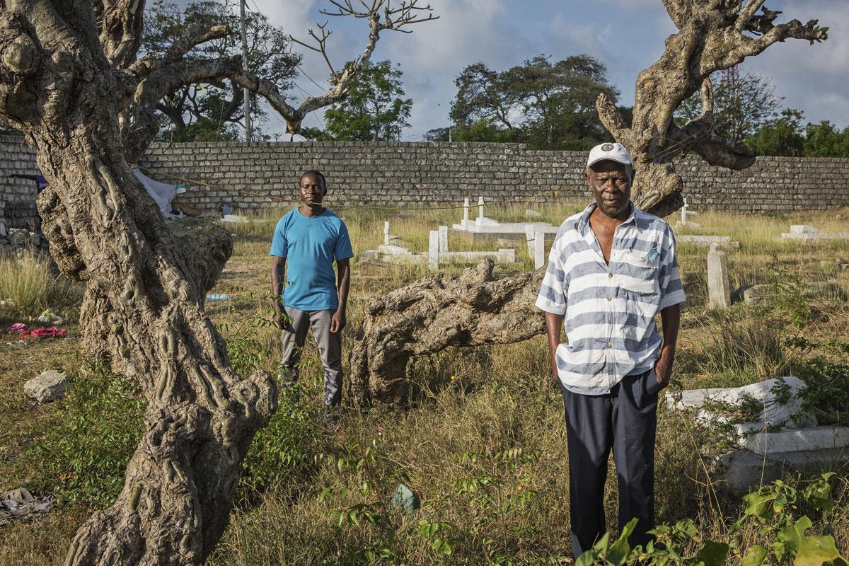 Descendant d'esclave, Kamuzu Farrar (à dr.)visite le cimetière communautaire de Frere Town, à Mombasa. 