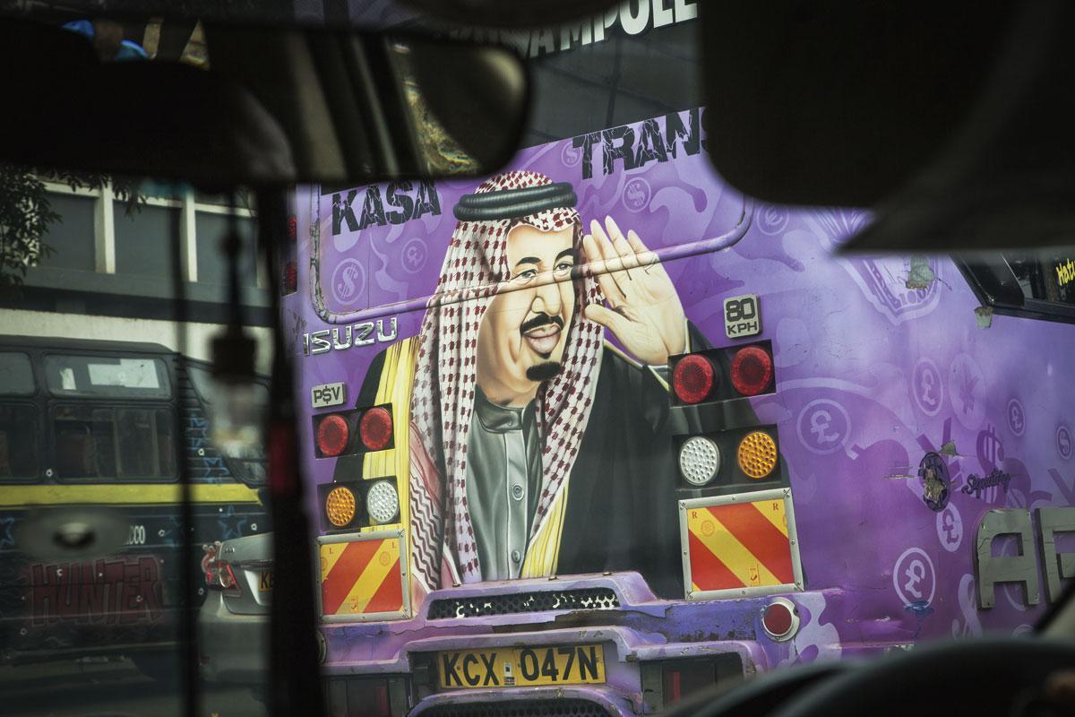 Un portrait du roi d'Arabie saoudite, Salman ben Abdulaziz al-Saoud, peint sur le panneau arrière d'un bus à Nairobi, au Kenya.