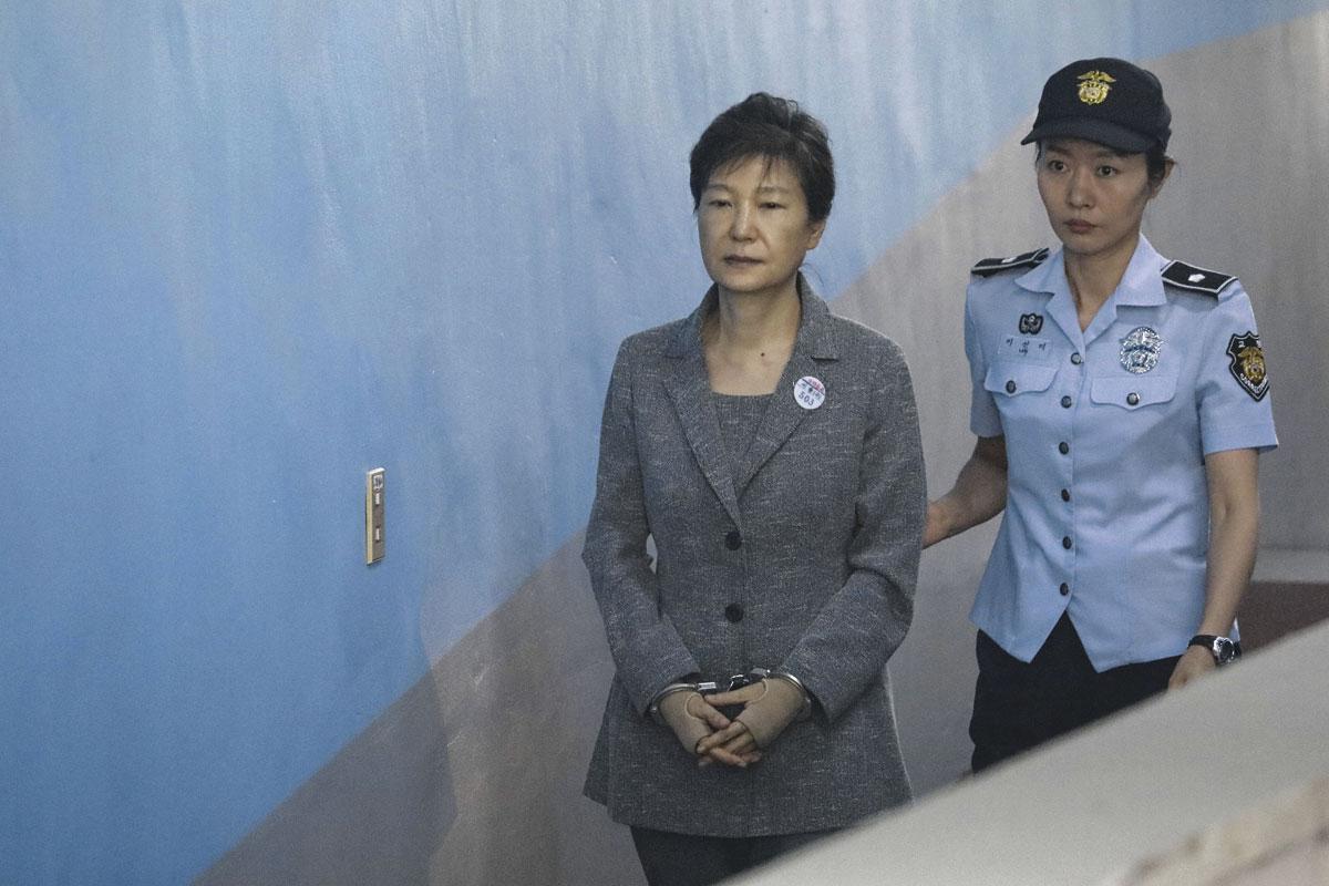 L'ex-présidente de la Corée du Sud, Park Geun-hye, a été chassée du pouvoir sous la pression de la rue à la suite de son implication dans un scandale politico-financier. Elle a écopé de vingt ans de prison.
