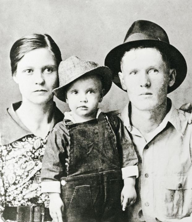Avec sa mère Gladys, et Vernon Elvis Presley, son père.