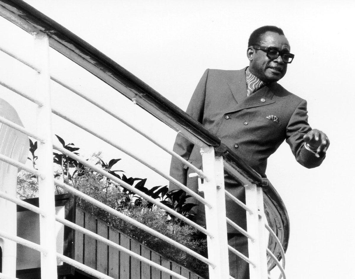 Mobutu sur le Kamanyola. Peut-être a-t-il attiré le mauvais sort en rebaptisant son bateau présidentiel.