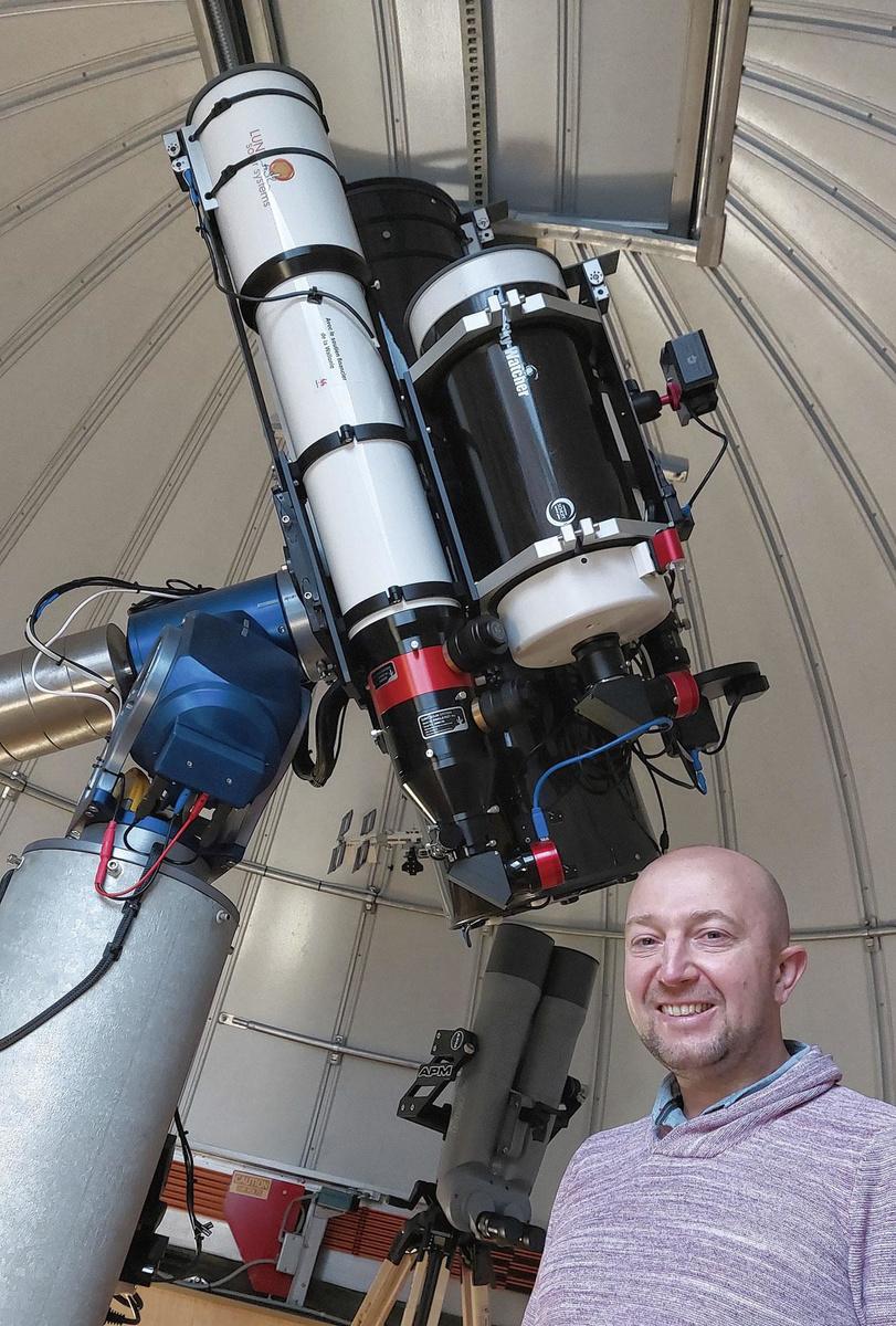 André Füzfa, astrophysicien, dans l'observatoire de l'UNamur.
