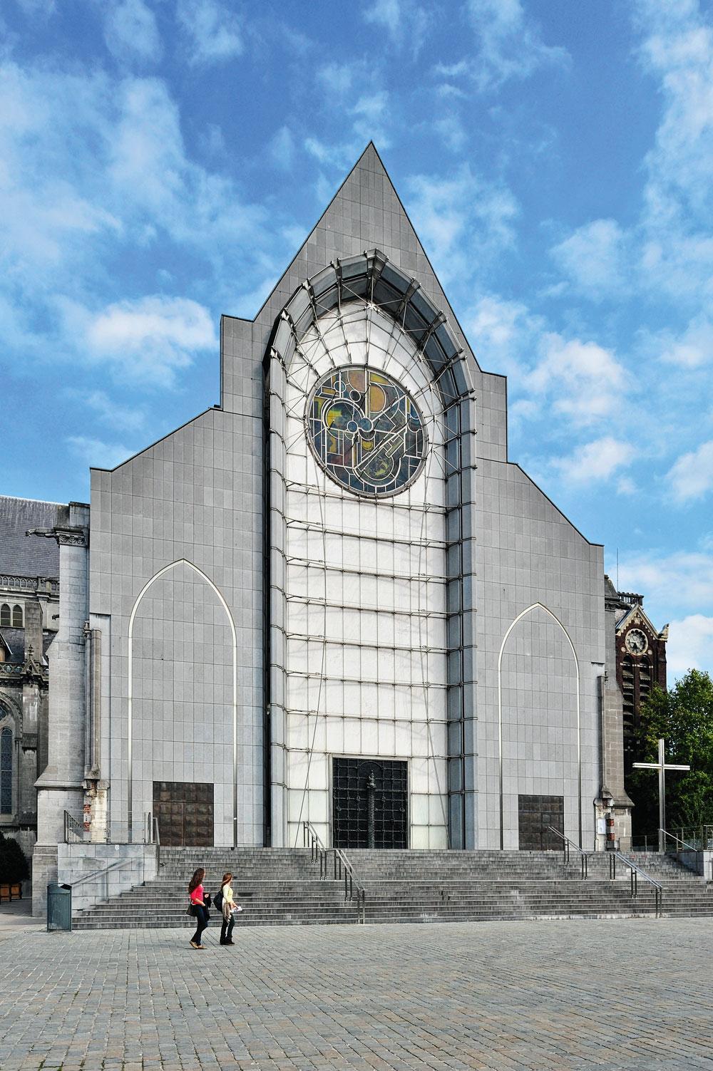 La cathédrale Notre-Dame-de-la-Treille, dont la façade fut seulement finie en 1999.
