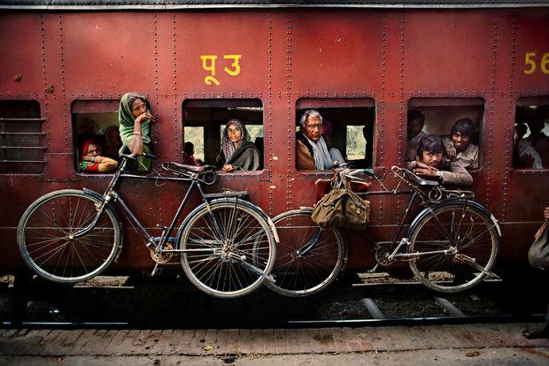 Vélos suspendus au flanc d'un wagon, Inde, 1983.