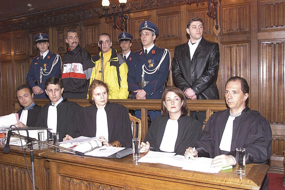 Les Gottschalk sont arrivés au procès en training, peu importent les conseils de leurs avocats. A côté d'eux, leur coaccusé Sébastien Petit et sa petite chemise blanche avaient l'air de comparaître par erreur.
