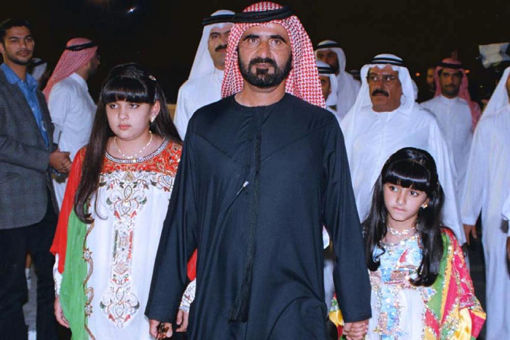 Sheikh Mohammed Bin Rashid Al Maktoum, prince héritier de Dubaï et ministre de la Défense des Etats Arabes Unis, en 1999 avec ses filles Sheikha Latifa (à gauche) et Sheikha Mariam