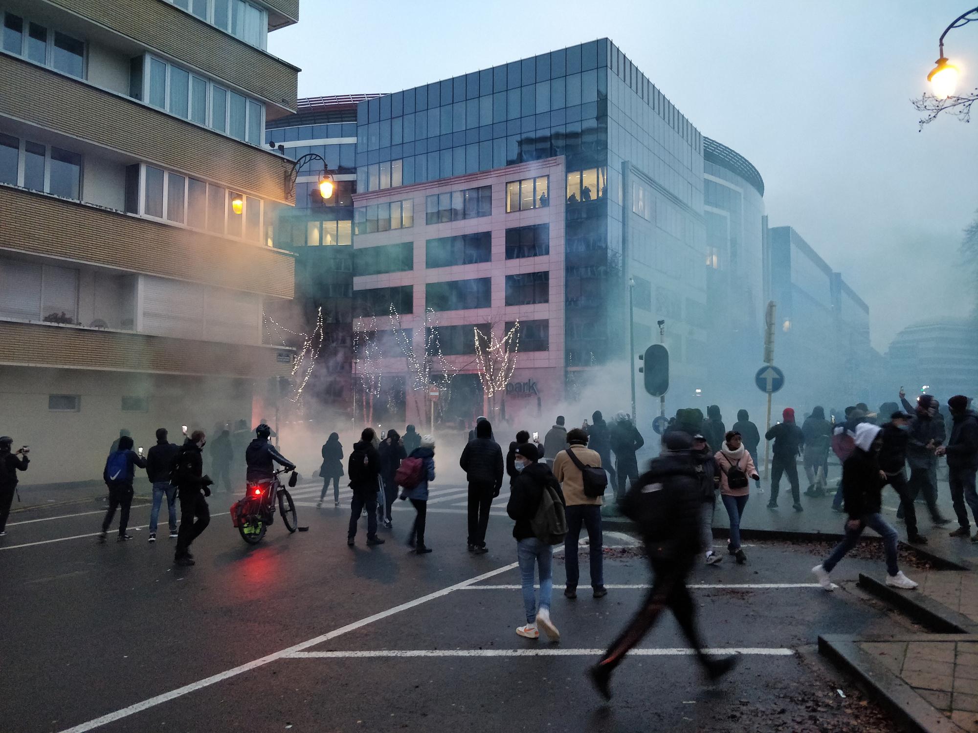 Bruxelles: échauffourées lors de la manifestation contre l'obligation vaccinale et le CST (en images)