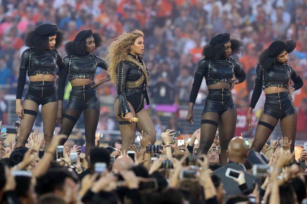 Beyoncé pendant la mi-temps du Super Bowl, entourée de ses danseuses au béret noir.