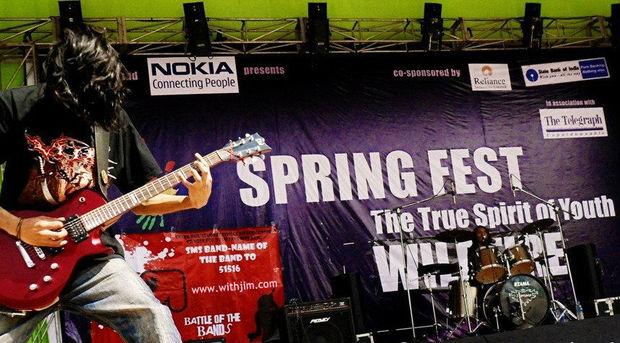 Un groupe joue au Spring Fest 2012 sur scène avec ses sponsors