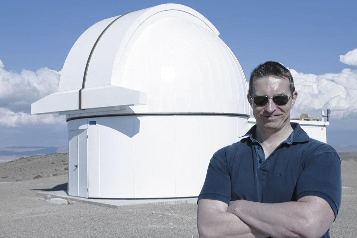 Michaël Gillon devant l'un des télescopes du projet Speculoos.