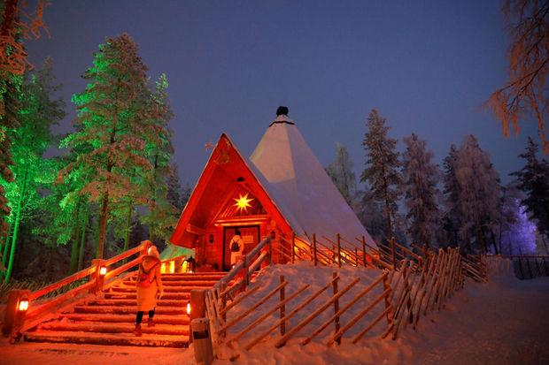 En Laponie, le Père Noël fait la joie des touristes (et inversement)