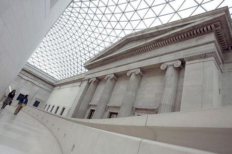 Etant donnée l'importance de ses collections, le British Museum de Londres est l'objet de nombreuses réclamations de la part de pays étrangers. Les deux plus médiatiques concernent les frises de marbre du Parthénon, réclamées par la Grèce depuis 1982, et la Pierre de Rosette, réclamée par l'Egypte depuis 2009.