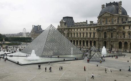 Le Louvre fait régulièrement l'objet de demande de restitution d'oeuvres d'art. Il faut dire que le musée possède près de 450 000 objets venus des quatre coins du monde dans ses réserves.