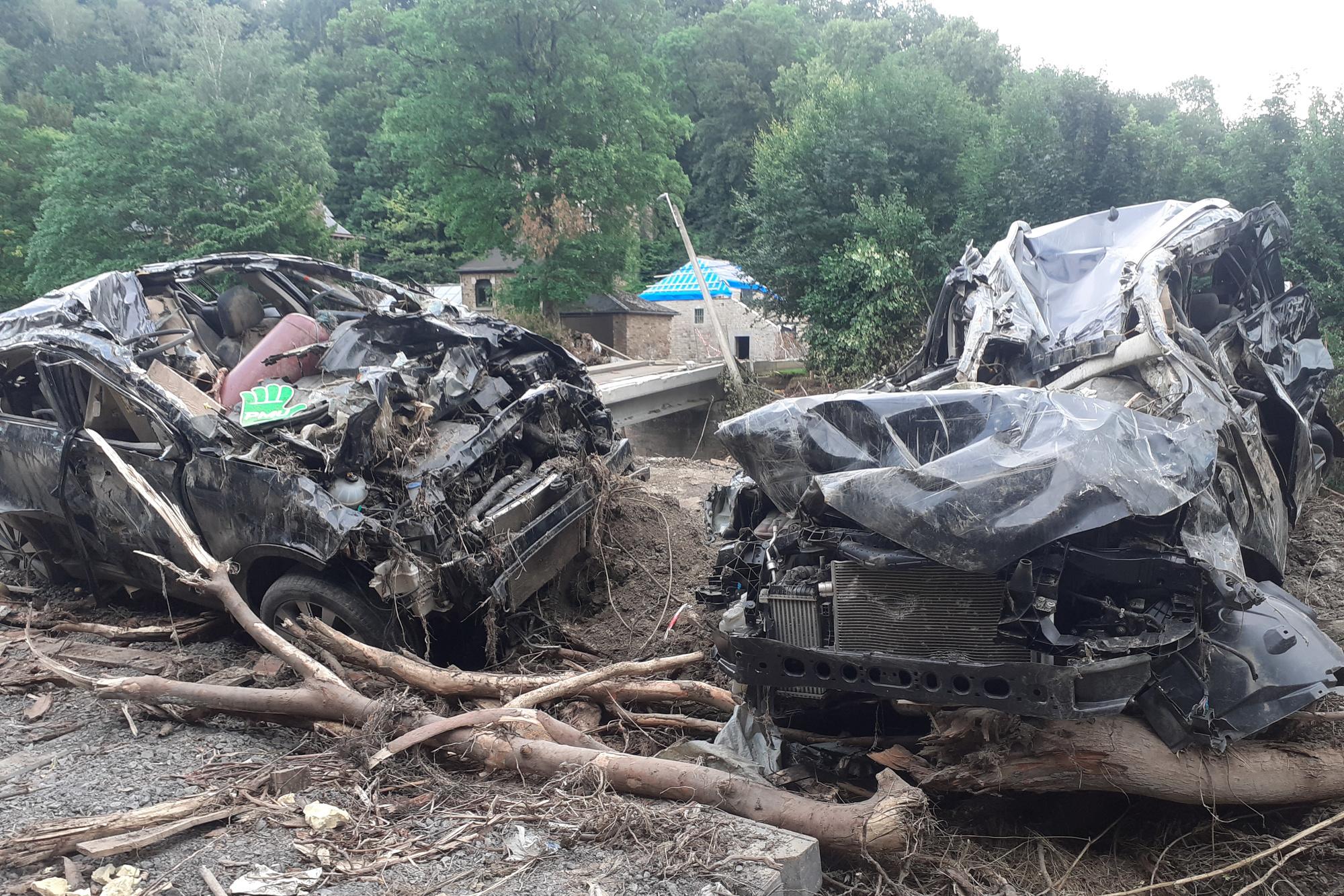 Forêt-Trooz, le long de la Vesdre: carcasses de voitures fracassées par la violence des eaux!