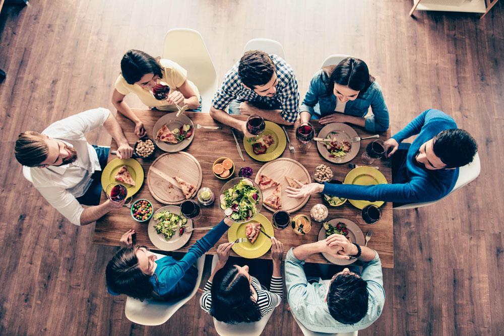 Dans nos vies agitées, manger ensemble représente une pause, un moment de lien émotionnel. Grâce aux interactions sociales positives nous produisons plus d'endorphines. Manger nourrit notre corps, manger ensemble nourrit notre âme.