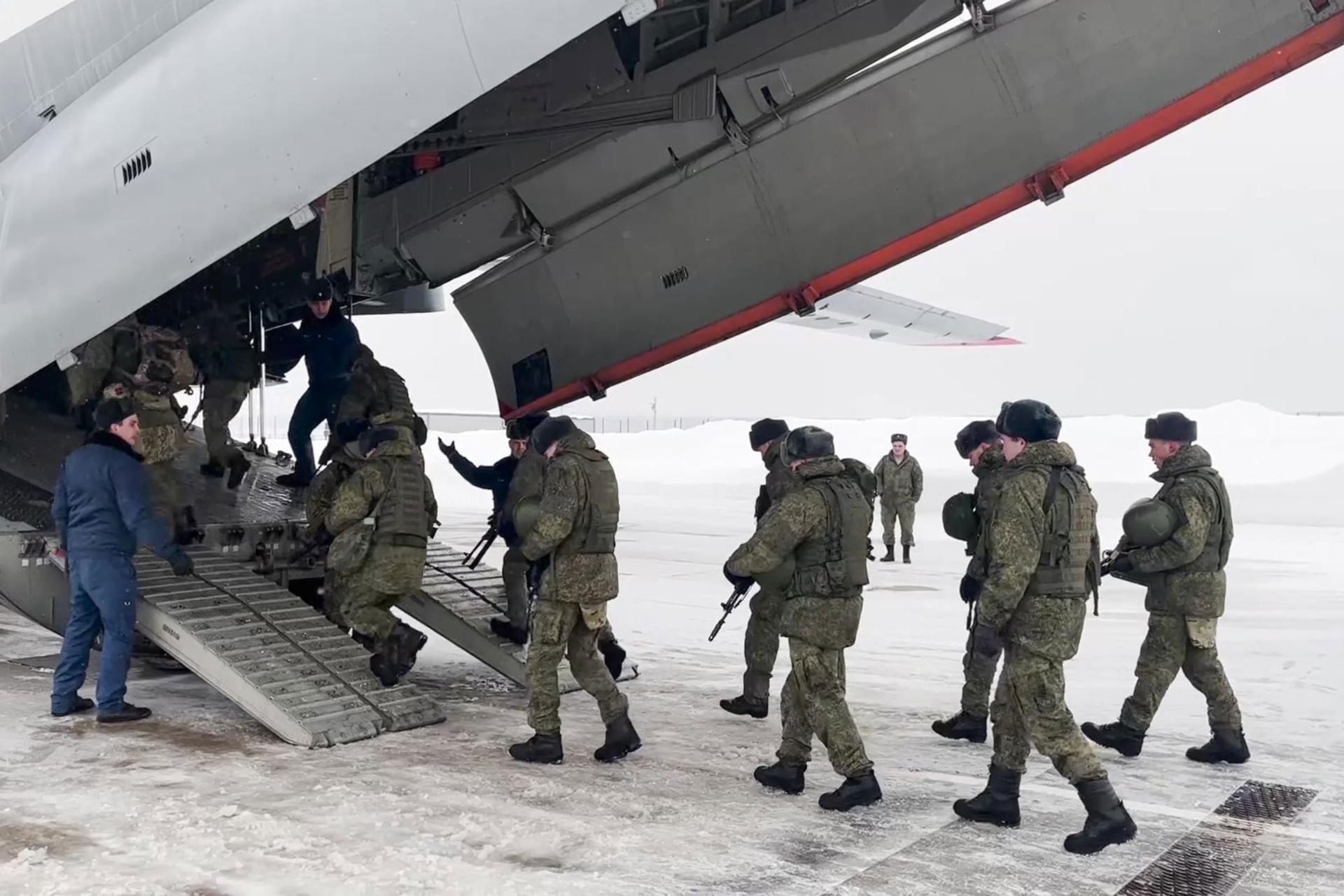 Russische soldaten stappen in het vliegtuig naar Kazachstan op 06 januari 2022.