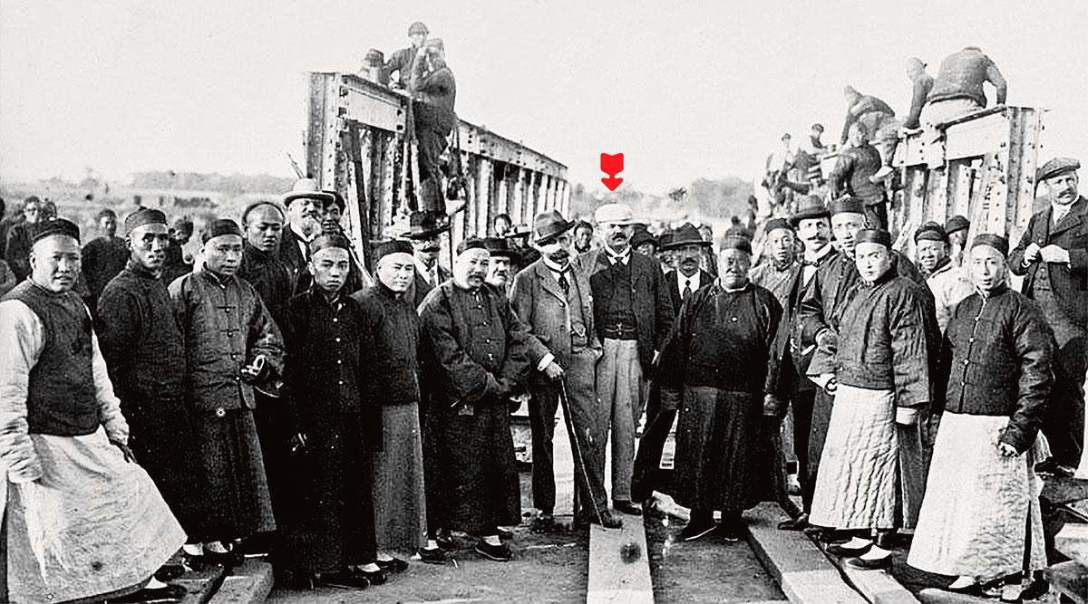 JEAN JADOT (zie rode pijl) in 1903 bij de aanleg  van de lijn Peking - Hankow. 'Wij vorderen een kilometer per dag.'