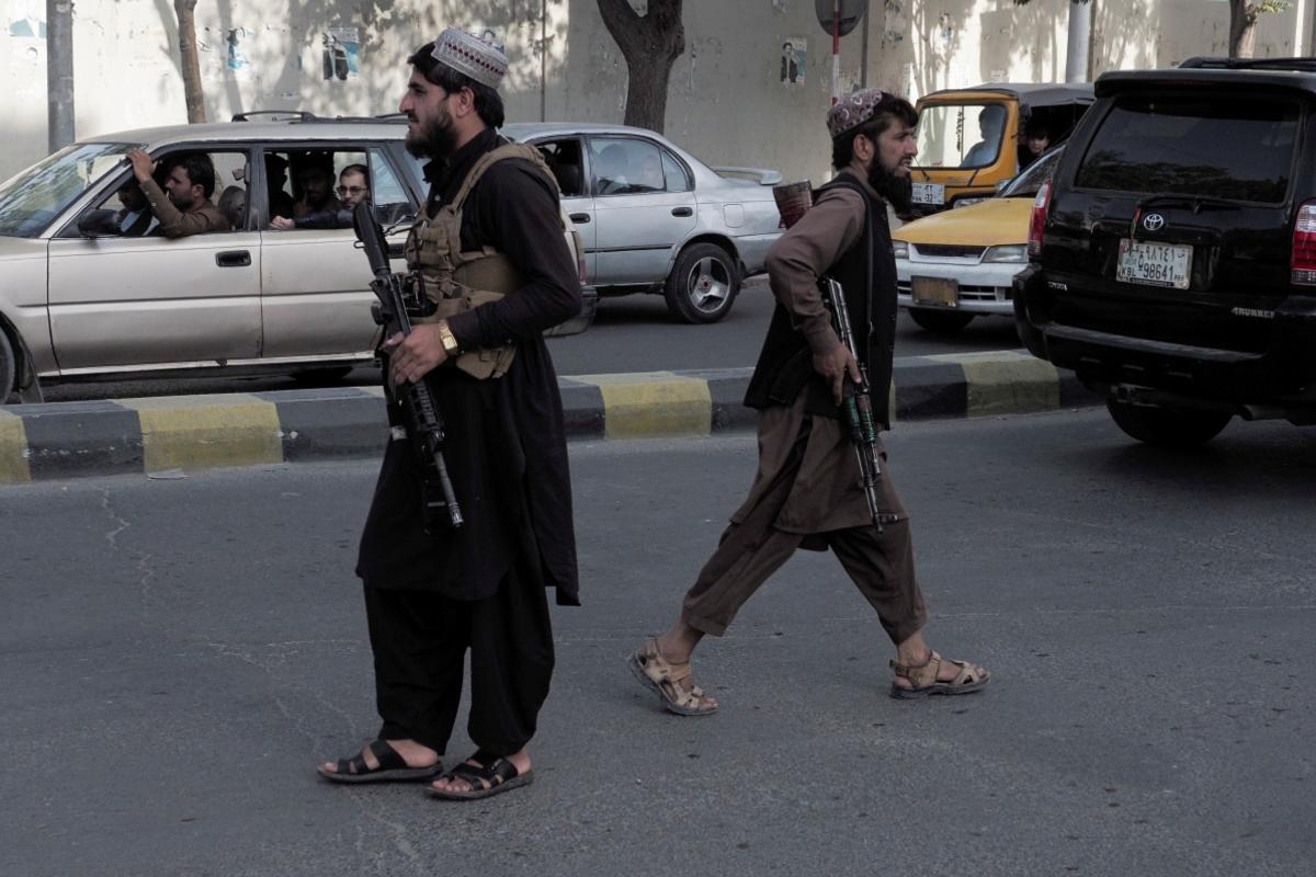 Talibanstrijders bewaken een checkpoint in de Afghaanse hoofdstad Kabul, 29 augustus 2021. 