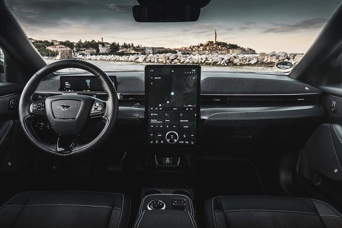 Een strak dashboard met een zeer grote display.