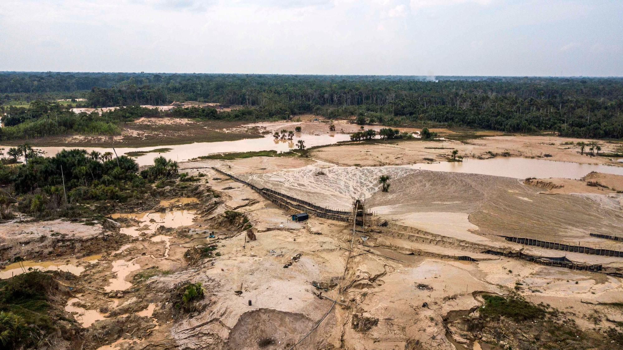 Illegale goudwinning slaat gaten in het Amazone-regenwoud in Peru