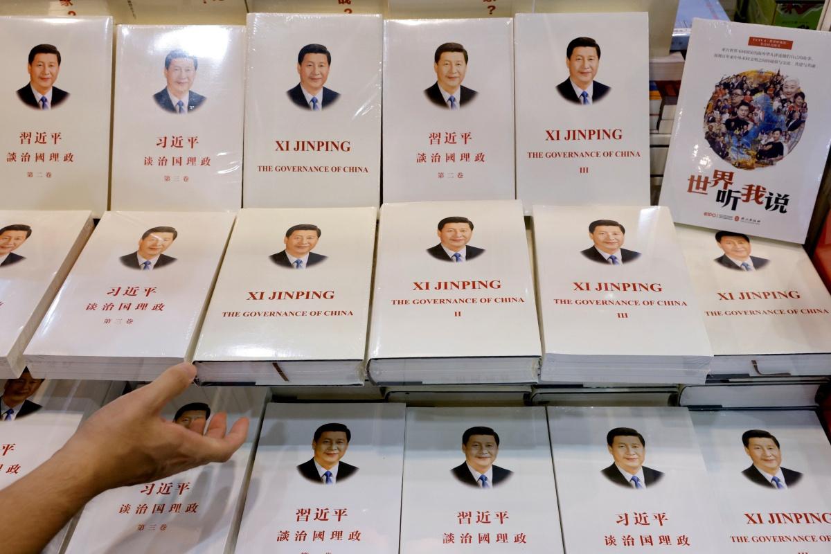 Een boek van de Chinese president Xi Jinping: zijn gedachtegoed wordt voortaan onderwezen in Chinese scholen. 
