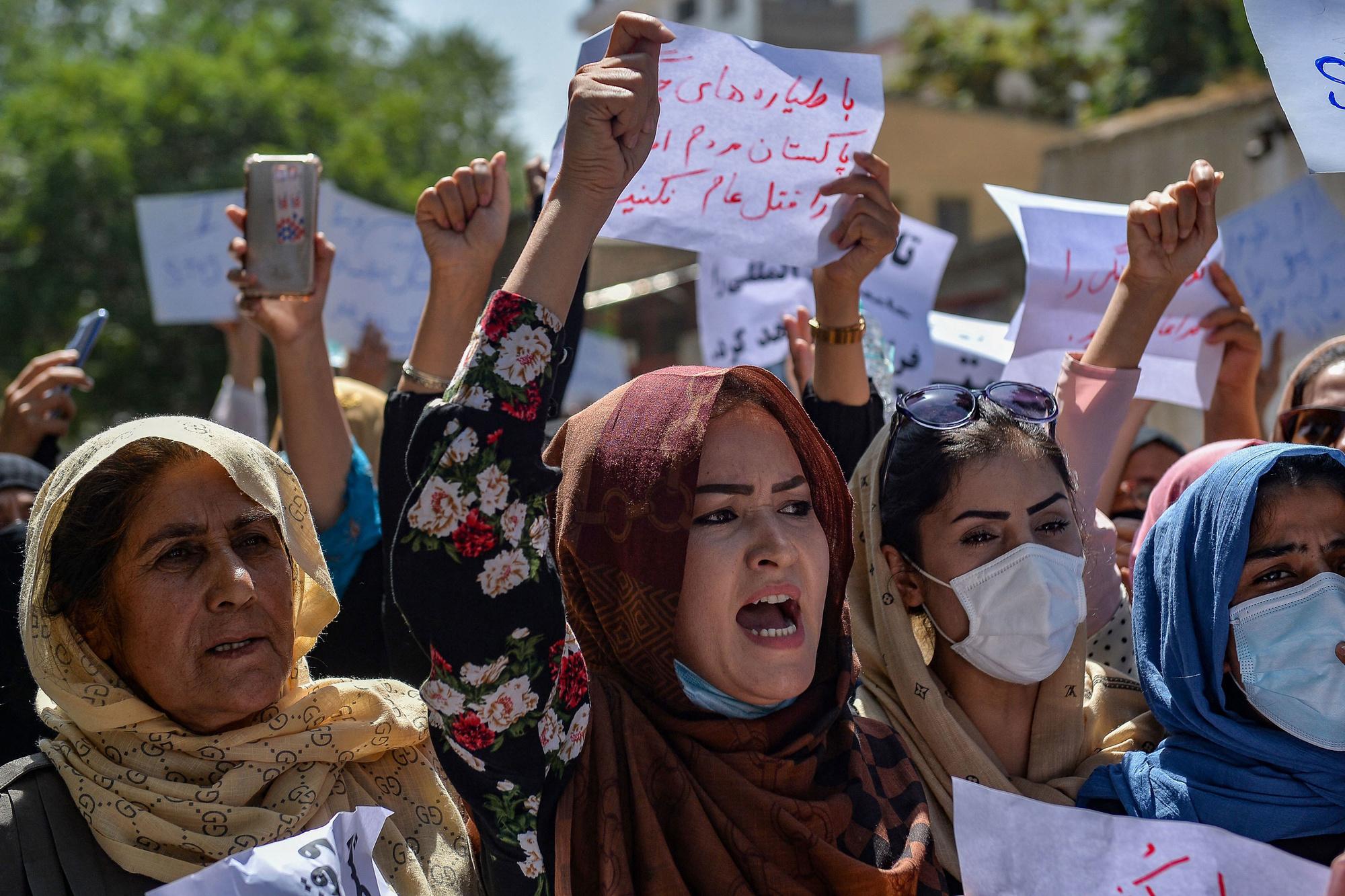 Vrouwenprotest aan de Pakistaanse ambassade in Kaboel, met slogans voor vrouwenrechten en tegen de ISI, de Pakistaanse militaire inlichtingendienst. Op 7 september 2021